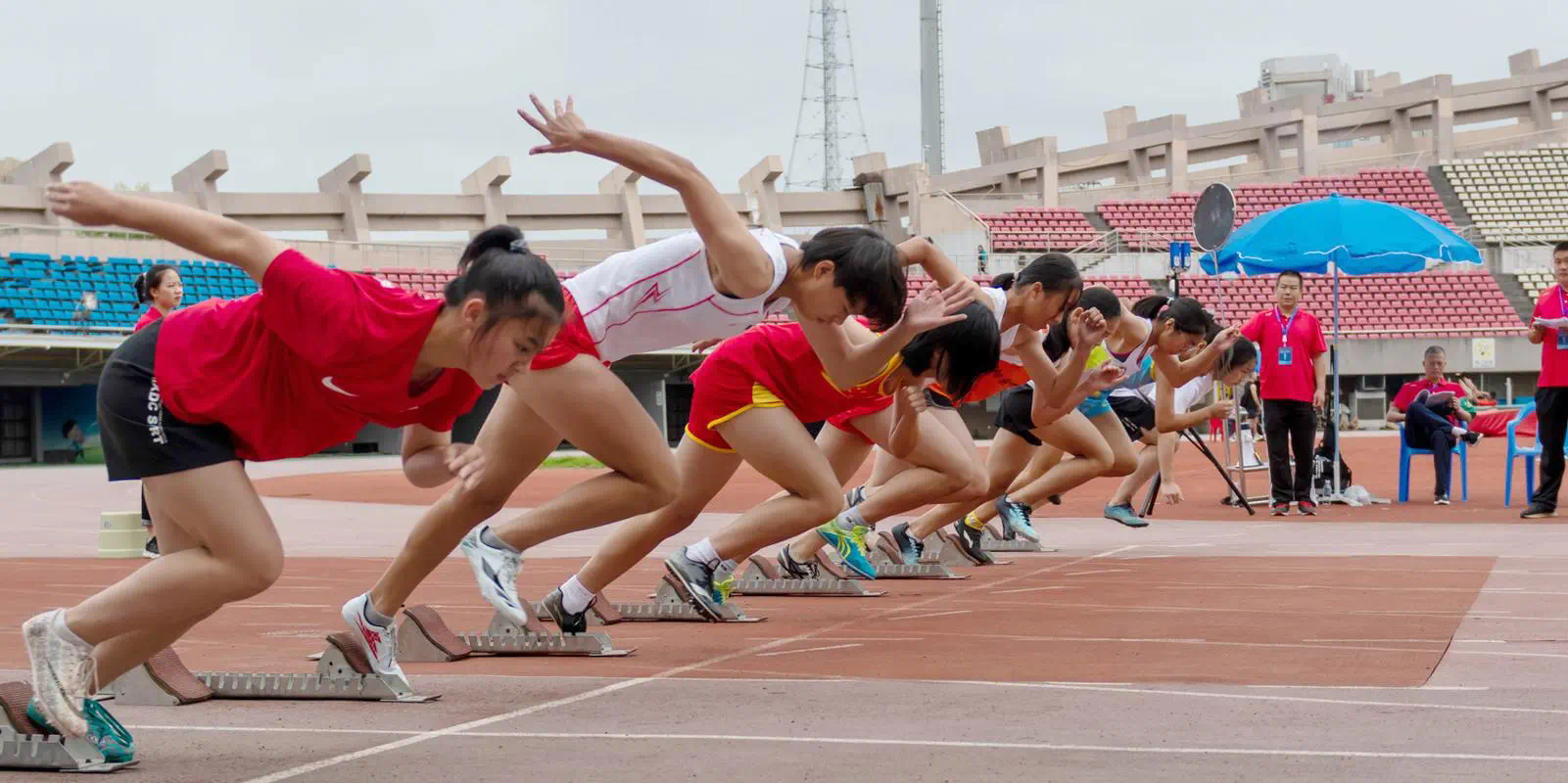 网球拍女孩子怎么练